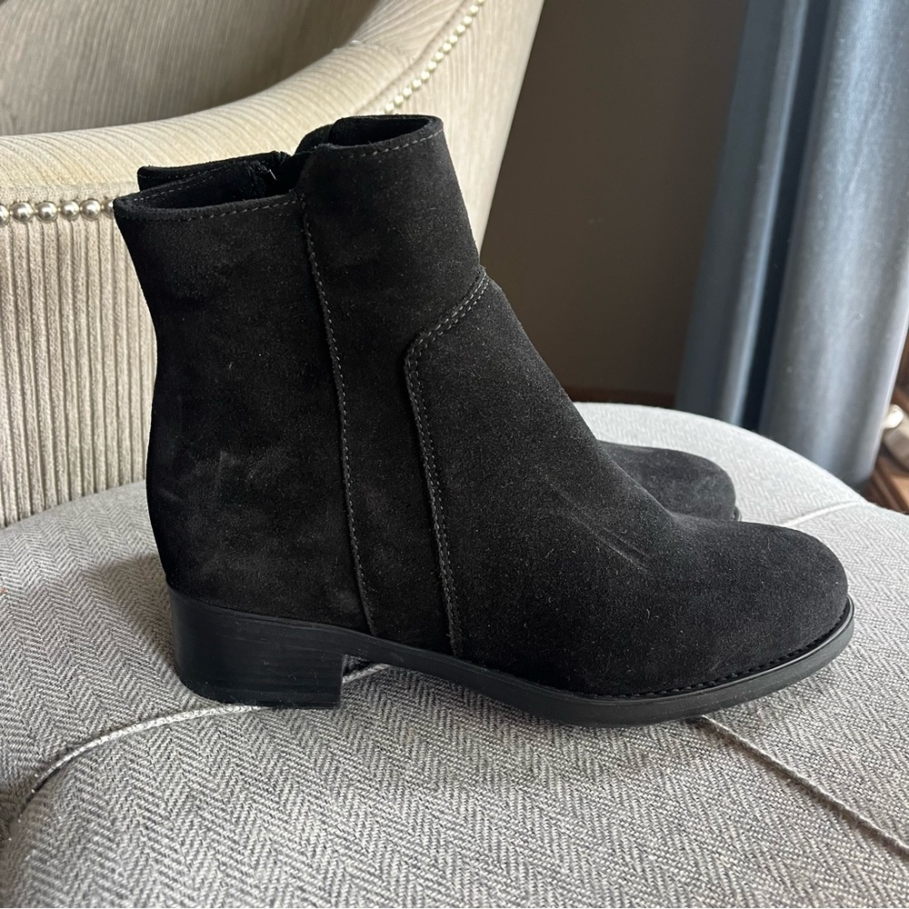 La Canadienne Elegant Black Suede Ankle Boots